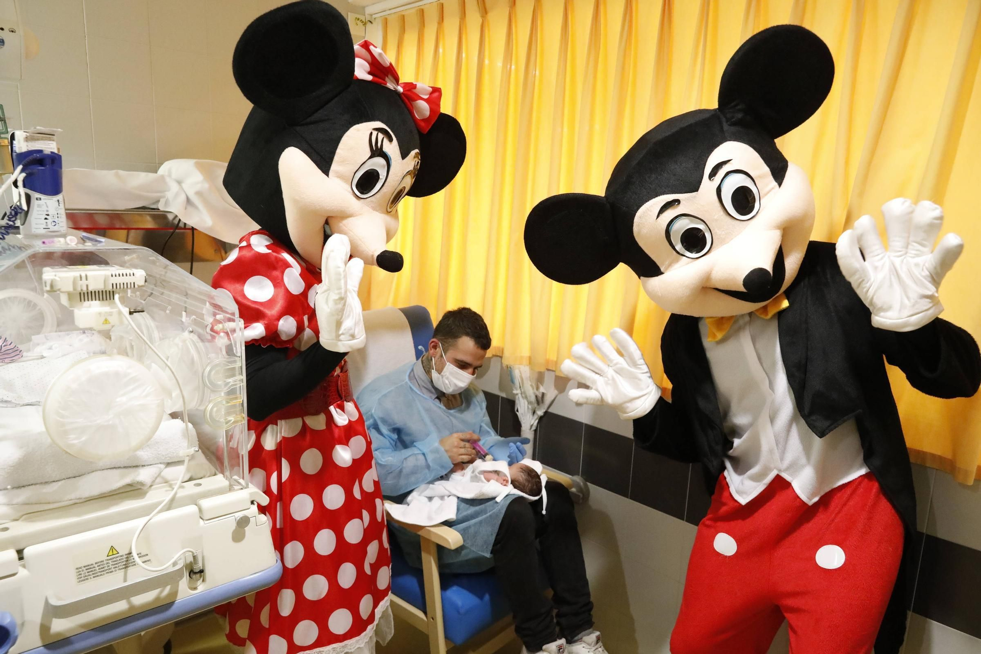 Así fue la visita de Mickey y Minnie Mouse al Hospital de Cabueñes (en imágenes)
