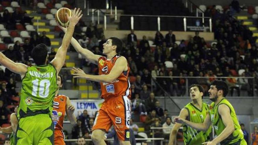 Ángel entra a canasta en el partido frente a Navarra disputado en el Palacio de los Deportes.