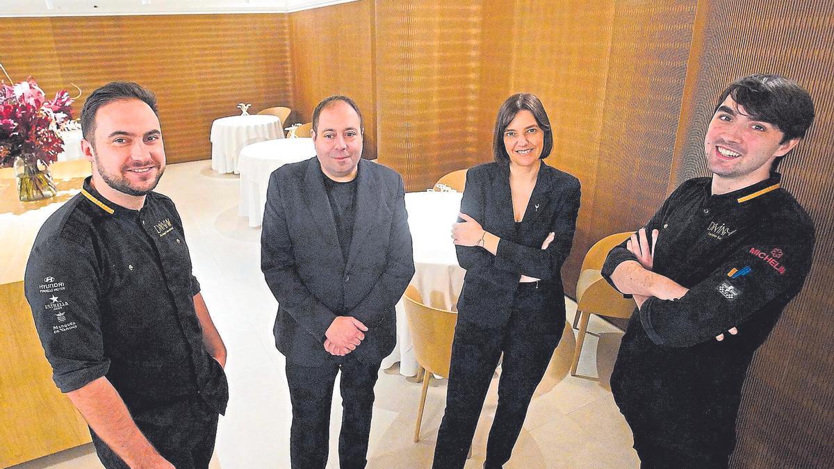 L’equip del Divinum, a la sala del restaurant: d’esquerra a dreta, Arnau Casadevall, Joan Morillo, Laura Tejero i Isidre Soler.