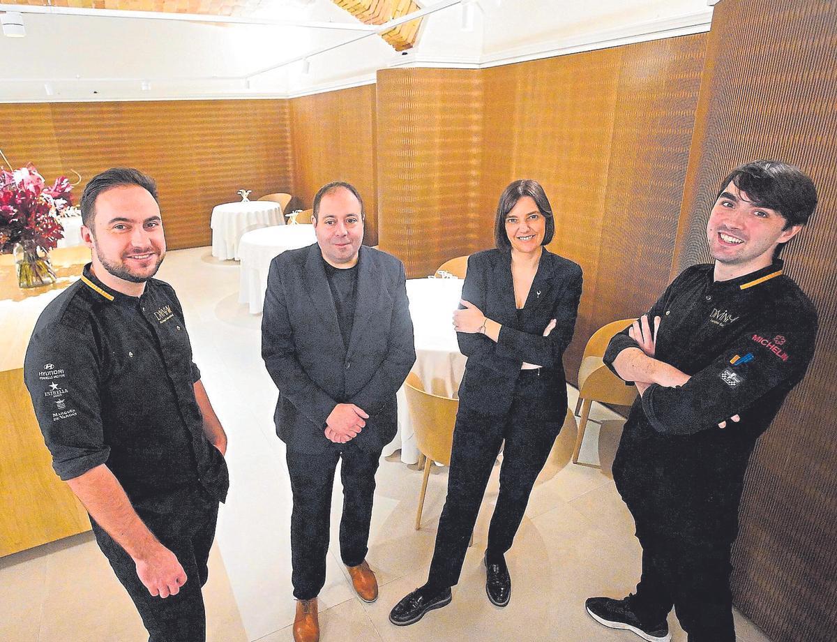 L’equip del Divinum, a la sala del restaurant: d’esquerra a dreta, Arnau Casadevall, Joan Morillo, Laura Tejero i Isidre Soler.