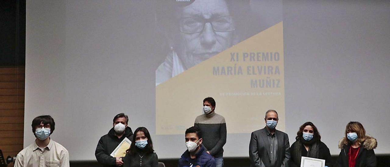 Alumnos y profesores del Instituto Número 1, con Nacho González y el concejal Alberto Ferrao, segundo y quinto por la izquierda, ayer, en la entrega del premio “María Elvira Muñiz”. | Marcos León