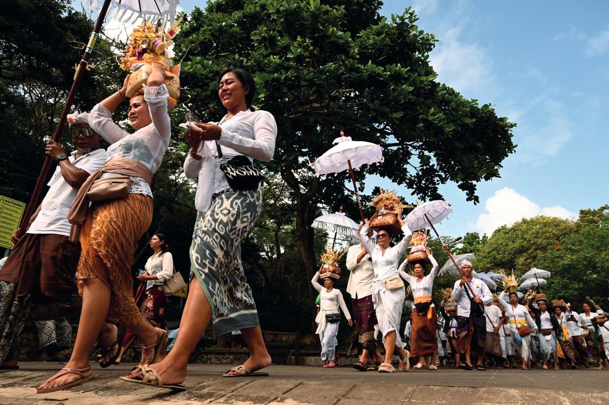 Ceremonia hinduista en el templo de los monos de Bali