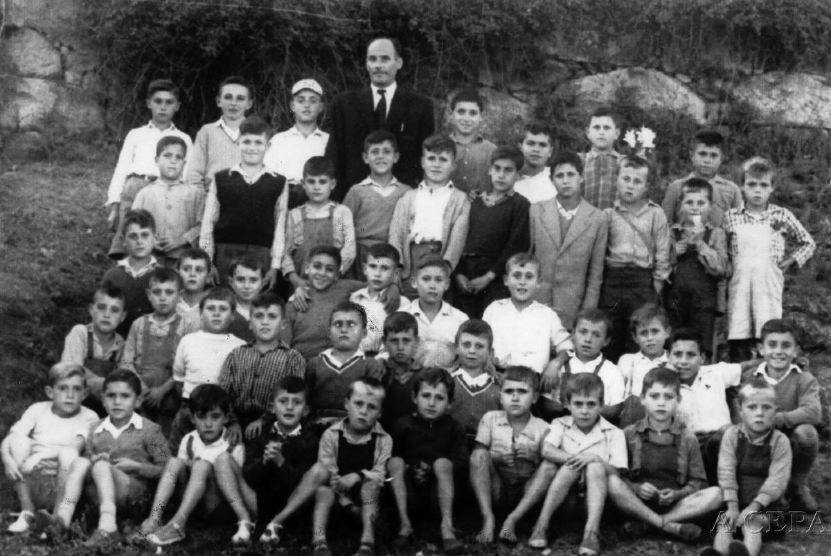 Foto de los años 60 de alumnos de la escuela unitaria con el profesor José López.