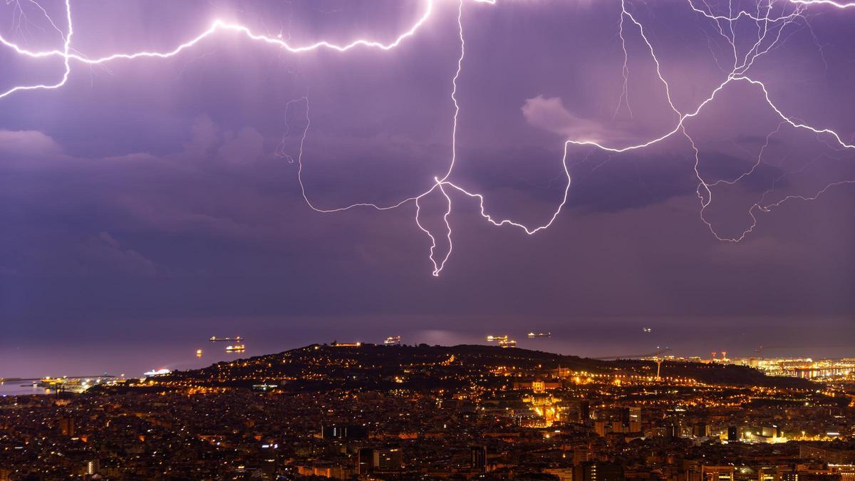 Espectacular tormenta nocturna sobre Barcelona