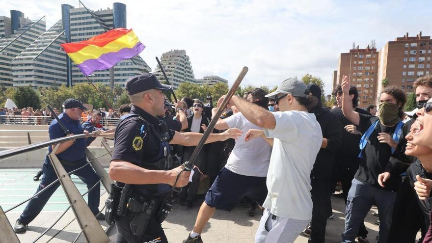 Los manifestantes acceden al Palau de les Arts al final de la marcha por el derecho a la vivienda
