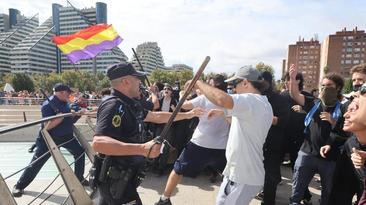 Los manifestantes acceden al Palau de les Arts al final de la marcha por el derecho a la vivienda