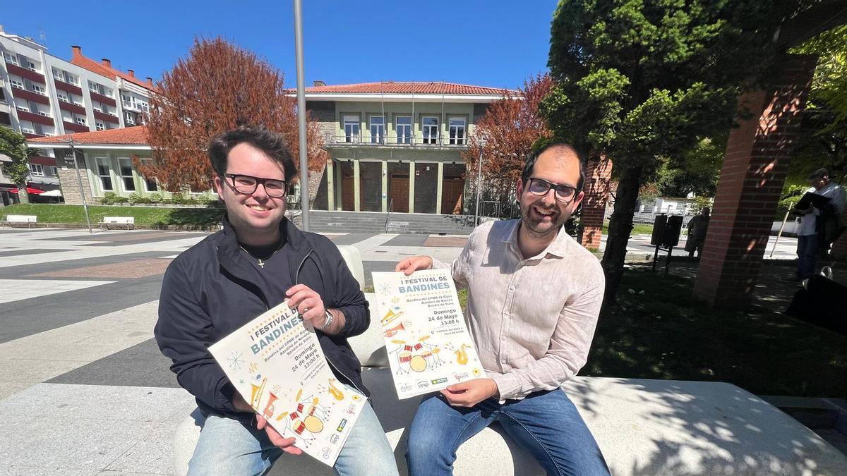 Carlos González y Víctor Peinó, con el cartel del evento