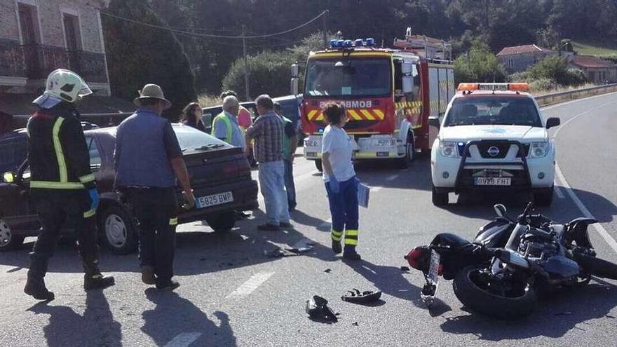 Llegada de los servicios de emergencia al lugar del accidente. // Bomberos