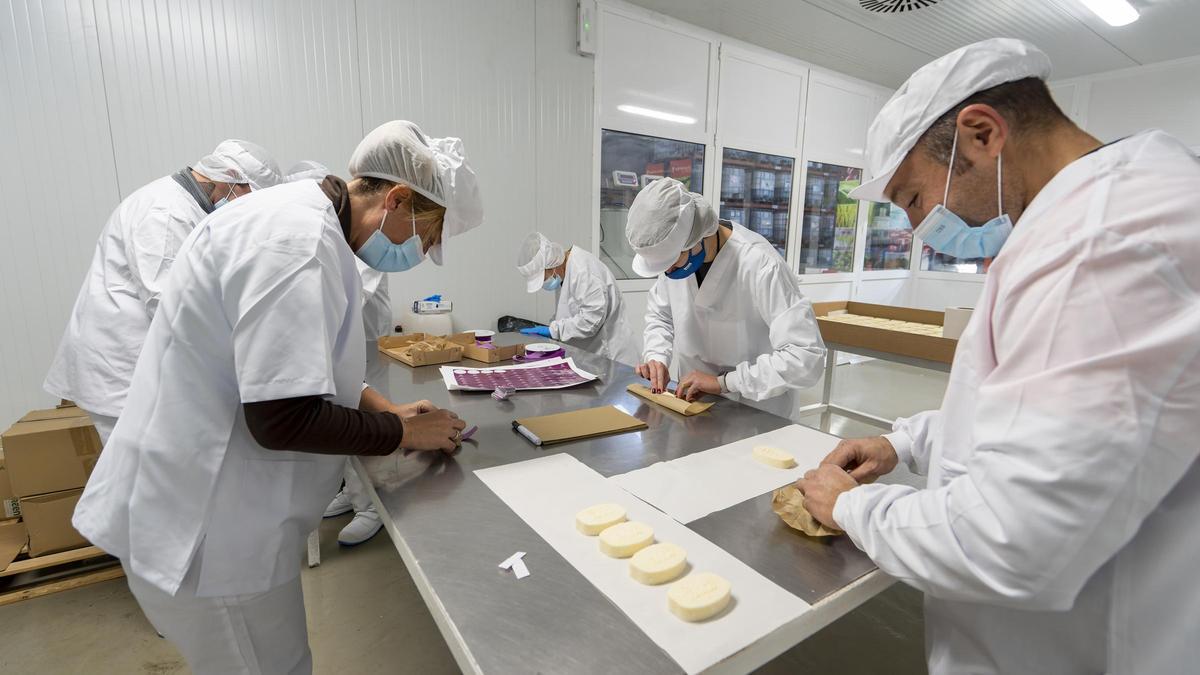 Varios operarios de Fundación Térvalis preparan los paquetes de productos cosméticos de AMA Lavanda.