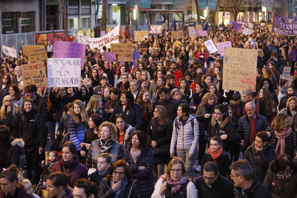 Multitudinària manifestació feminista a Girona