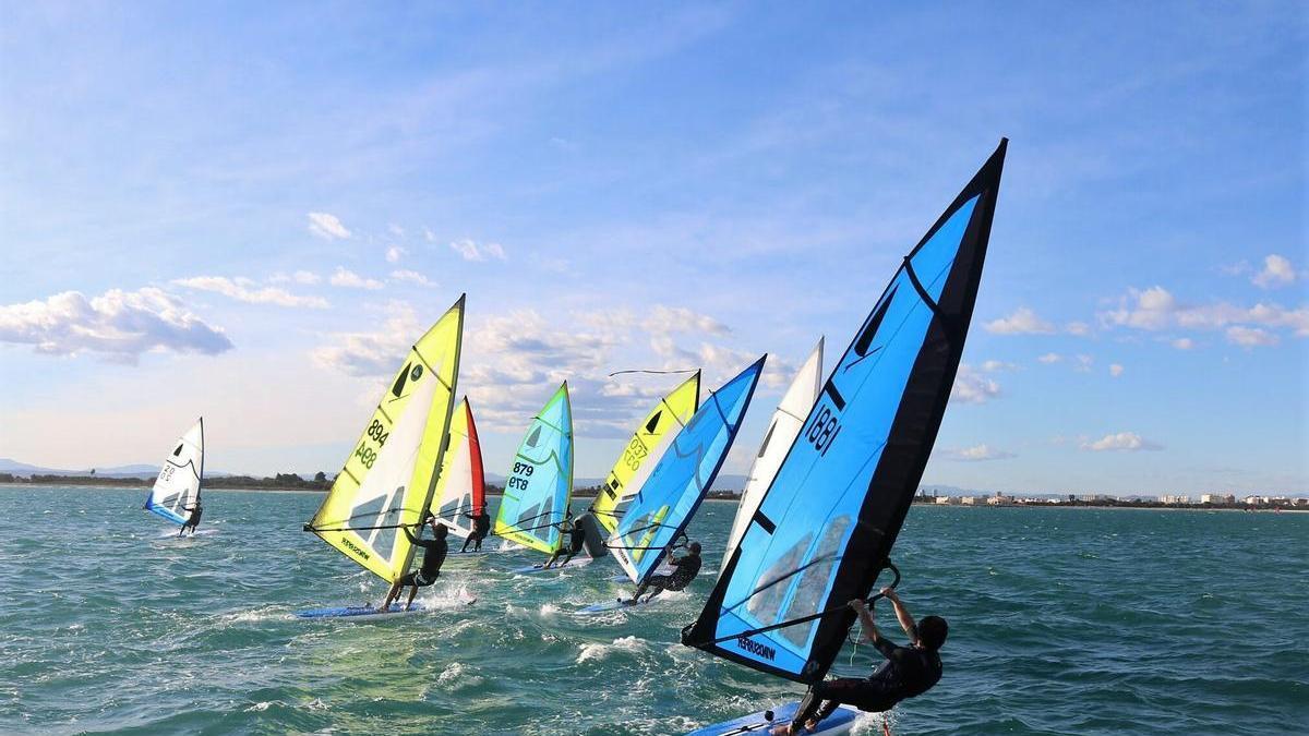 Windsurfistas en la prueba