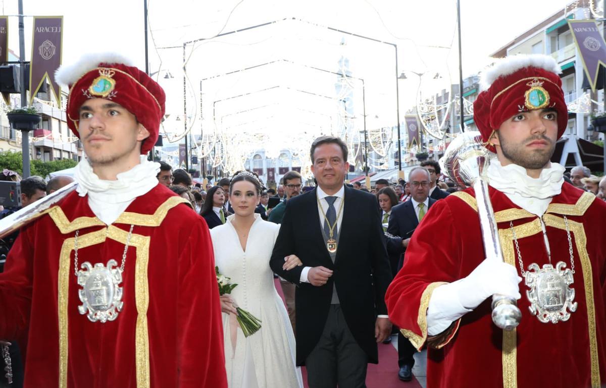 La aracelitana mayor, Carmen Alba Delgado, junto al alcalde de Lucena.