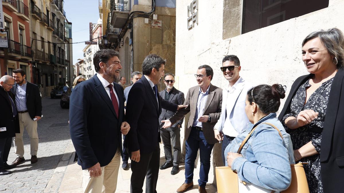 Luis Barcala y Carlos Mazón saludan a Julián López Milla y Fede Fuster.