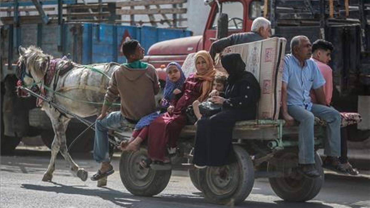 Ciudadanos de Gaza huyen por miedo a los ataques israelís.