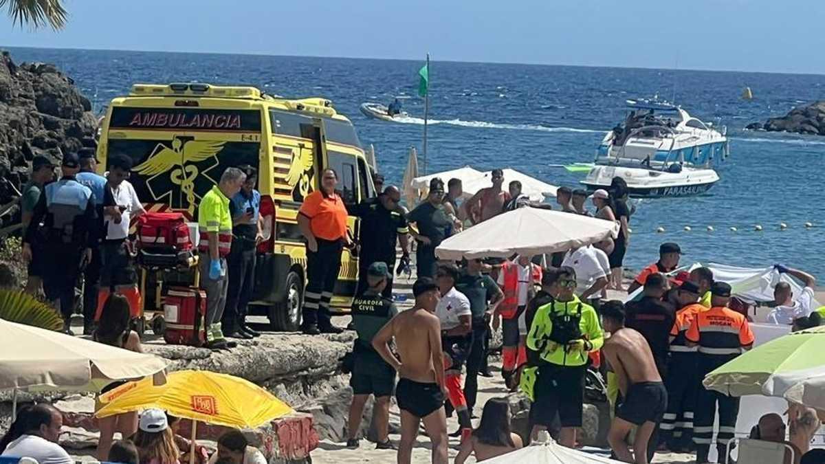 Els equips d'emergència i la Policia Local, aquest dissabte, a la platja d'Anfi del Mar
