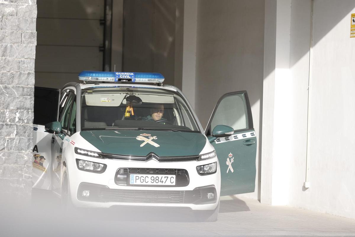 Llegada a los juzgados de Elche del detenido en Crevillent por el incendio que mató a una joven