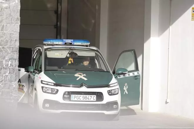 Llegada a los juzgados de Elche del detenido en Crevillent por el incendio que mató a una joven
