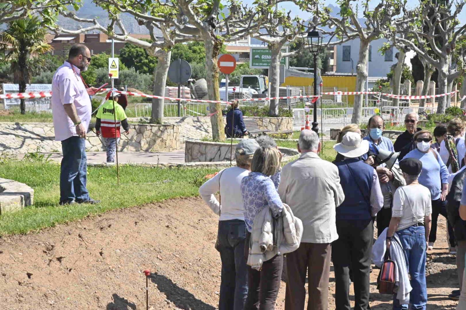 Protestan frente a las máquinas de las obras de la avenida de Lledó