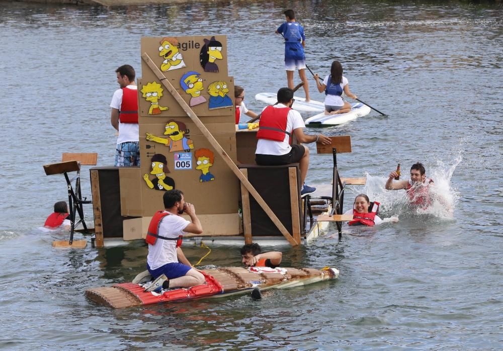 Un centenar de participantes a bordo de trece "artefactos flotantes" participan en la divertida prueba en A Ramallosa.