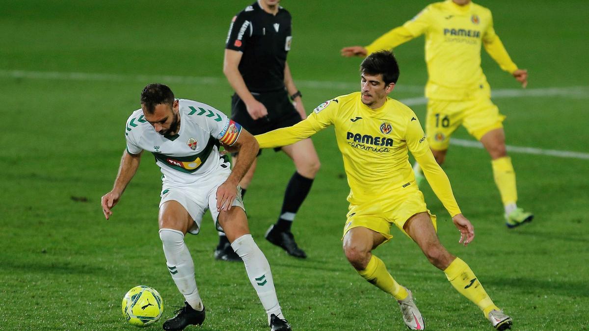 Gonzalo Verdú protege el esférico ante el delantero internacional del Villarreal Gerard Moreno.