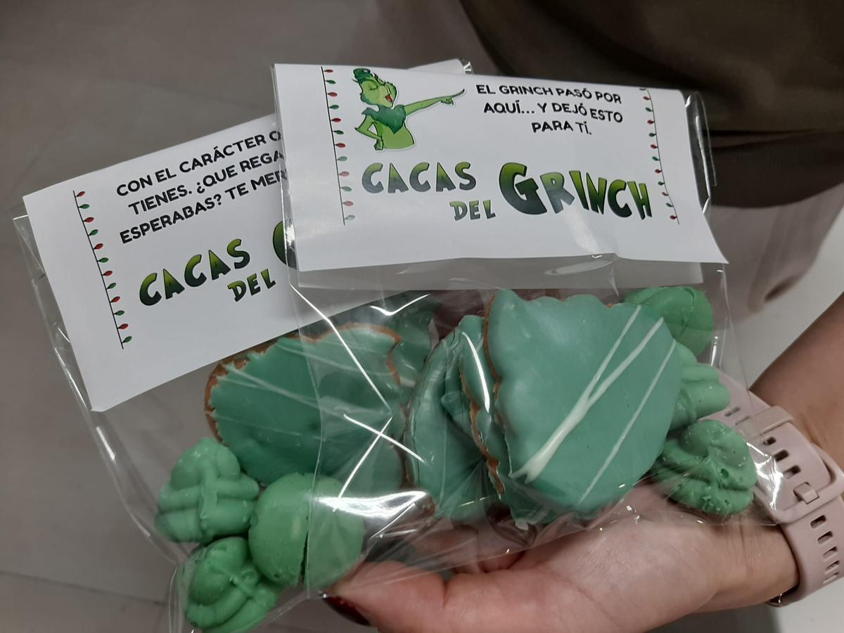 Detalle de las galletas en forma de cacas del Grinch
