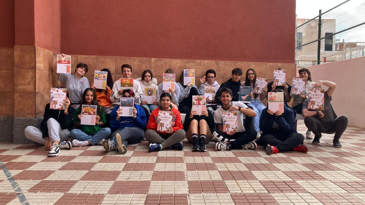 Estudiantes de primero de Bachillerato de Arte, con los calendarios.