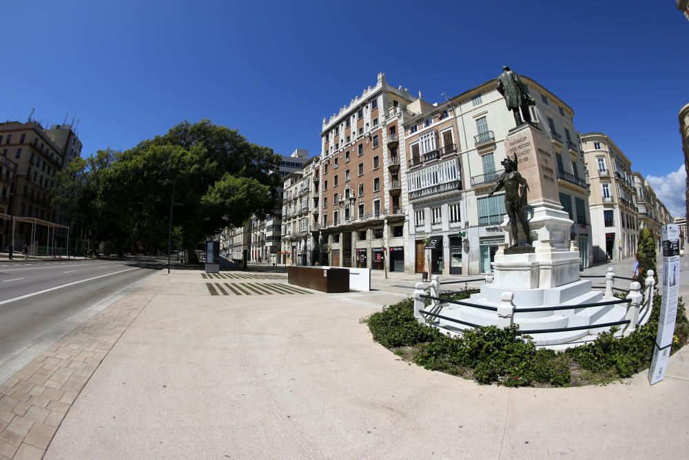 Tras varios días marcados por la lluvia, el sol vuelve a brillar en Málaga este viernes que, aún siendo Viernes de Dolores, sigue siendo un viernes en cuarentena. Pocas o ninguna persona por las siempre concurridas calle Larios, plaza de la Constitución o la renovada Alameda Principal. Tampoco nadie en la plaza de la Marina, cuando son ya prácticamente tres las semanas que llevamos de confinamiento obligatorio tras decretarse el estado de alarma por la pandemia de coronavirus.