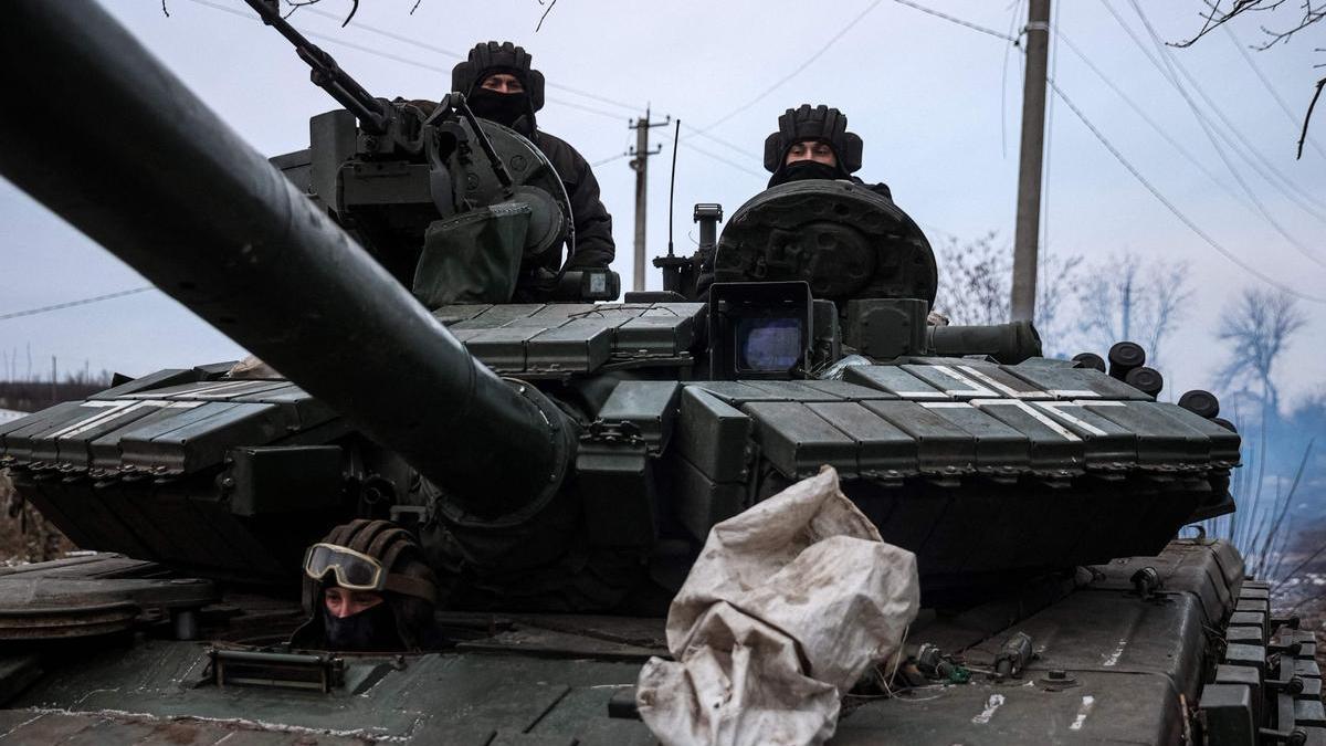 Soldats sobre un tanc a la guerra d’Ucraïna