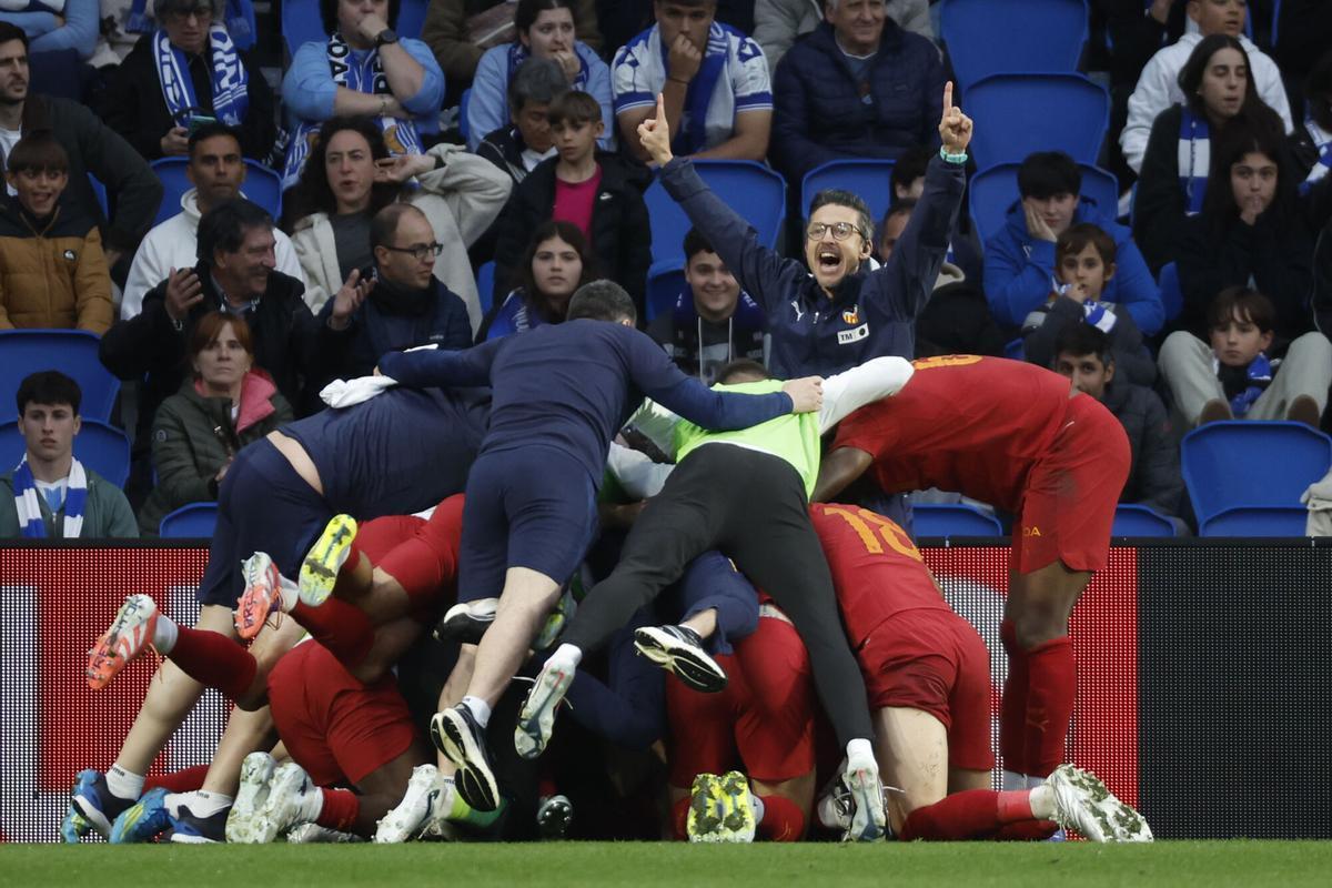 SAN SEBASTIÁN, 17/05/2026.- Los jugadores del Valencia celebran el cuarto gol del equipo ante la Real, durante el partido de la jornada 37 de LaLiga que Real Sociedad y Valencia CF disputan este domingo en el estadio de Anoeta. EFE/Juan Herrero