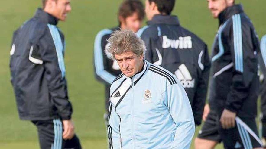 Pellegrini, pensativo ayer durante el entrenamiento del Real Madrid.