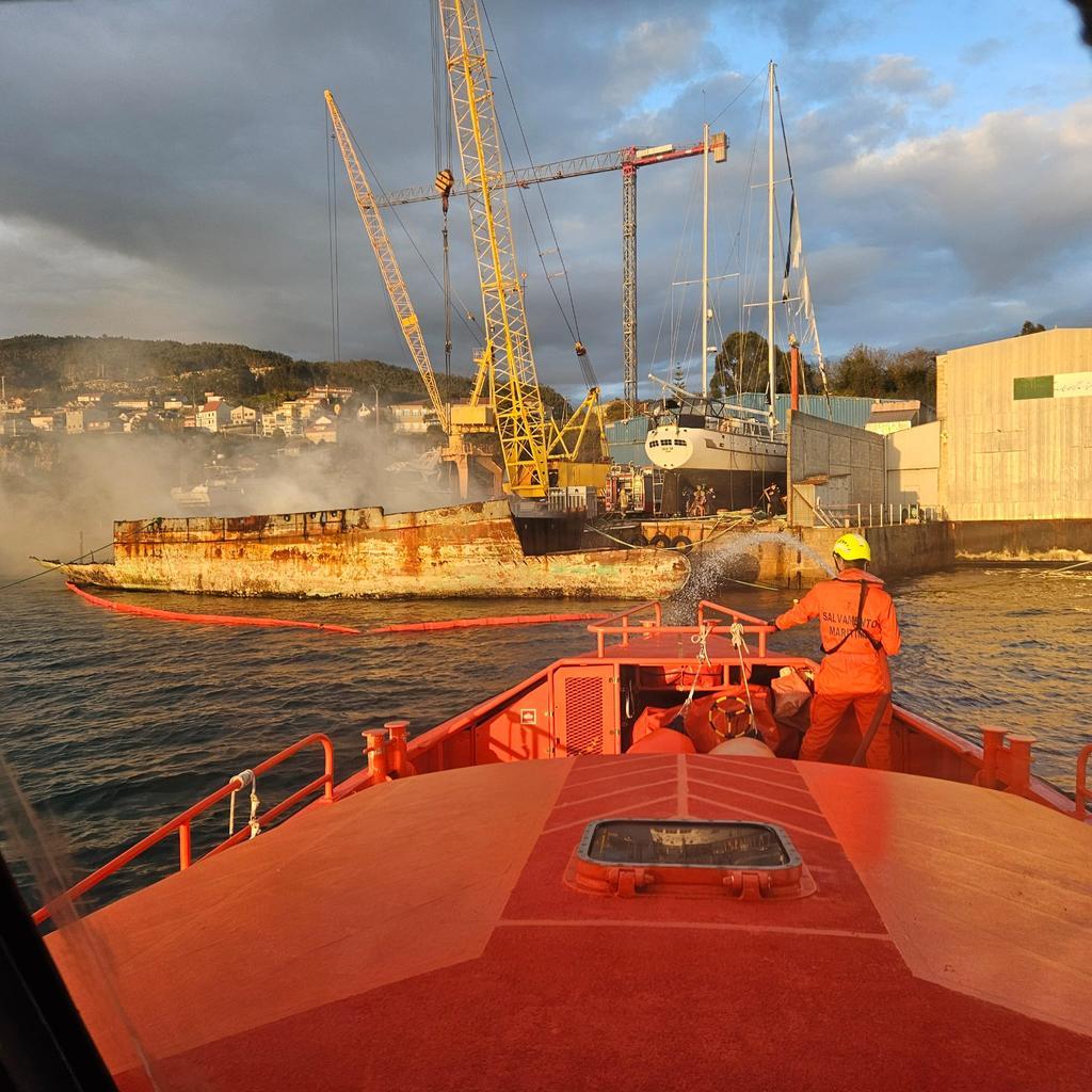 Arde la bodega de un barco en un nuevo incendio en el astillero de A Xunqueira.