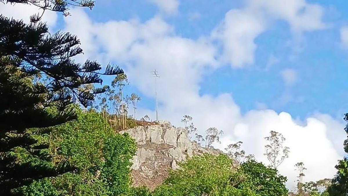 Al fondo, trabajos en la Funiar vistos desde Luarca.