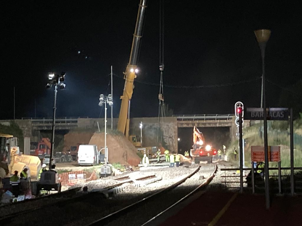 Trabajos de construcción del nuevo apartadero de 750 metros en la estación de Barracas (Castellón), ayer por la noche.