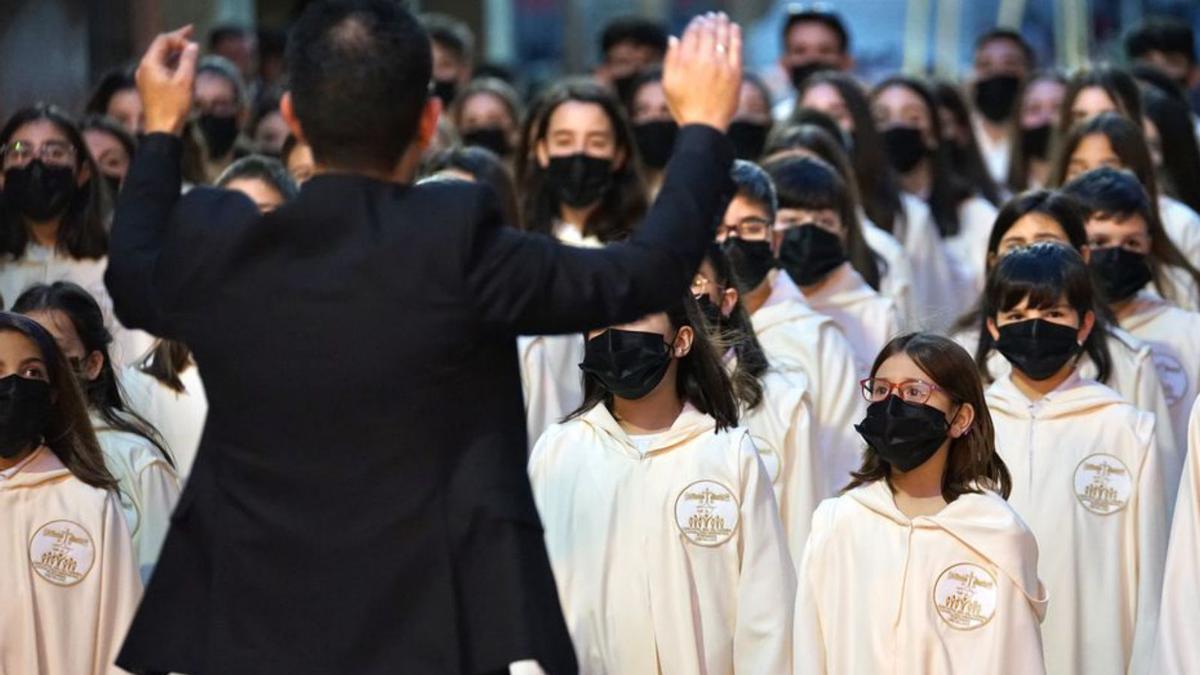 Joaquín Fuentes dirige el
 Coro del Colegio Carmelitas 
 Crevillent. fernando moreno mas