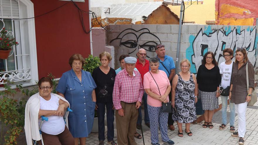 Vecinos y dirigentes vecinales, ayer con Ysabel Torralbo, junto al solar de la avenida Salvador Allende.