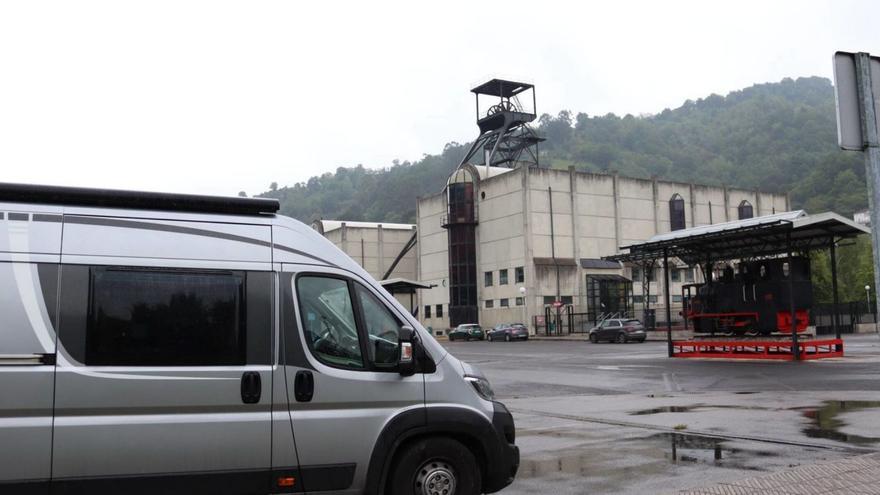 Una furgoneta camperizada, ayer, en el entorno del Museo de la Minería. | ZAI Semeyes