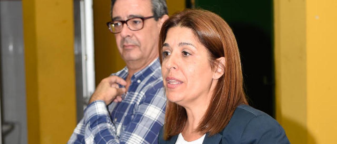 Carmen Hernández junto a Carmelo Ramírez, gerente de Fomentas.