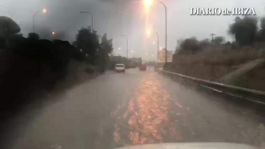 Caos en Ibiza por una lluvia "casi torrencial"
