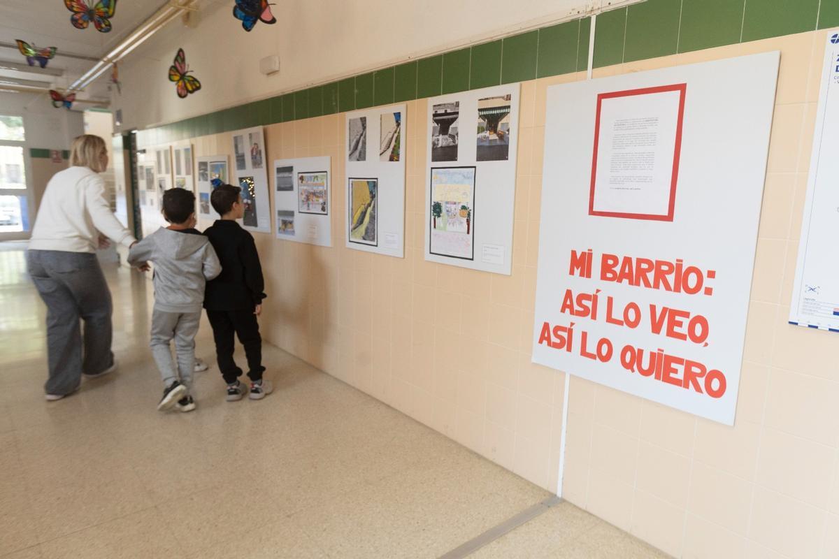 La exposición del colegio Benacantil sobre las carencias y necesidades del barrio donde viven los alumnos