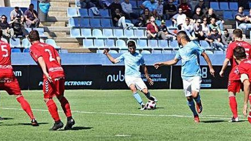 Momento en el que Bonilla ejecuta la falta que supuso el gol de la victoria.