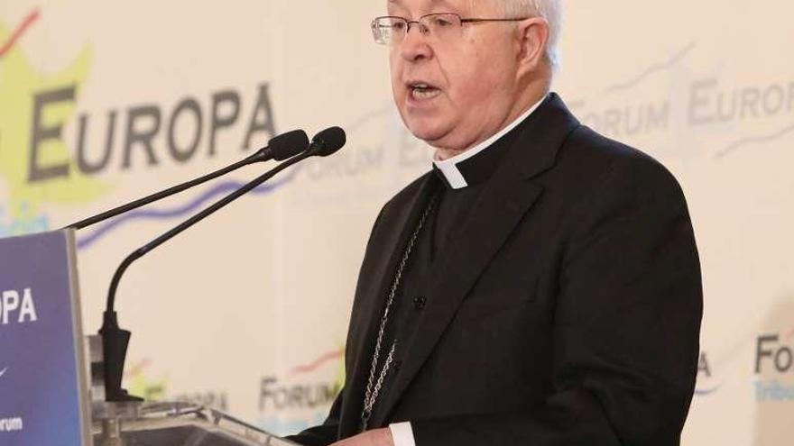 Monseñor Julián Barrio, ayer, en el Fórum Europa. // Xoán Álvarez