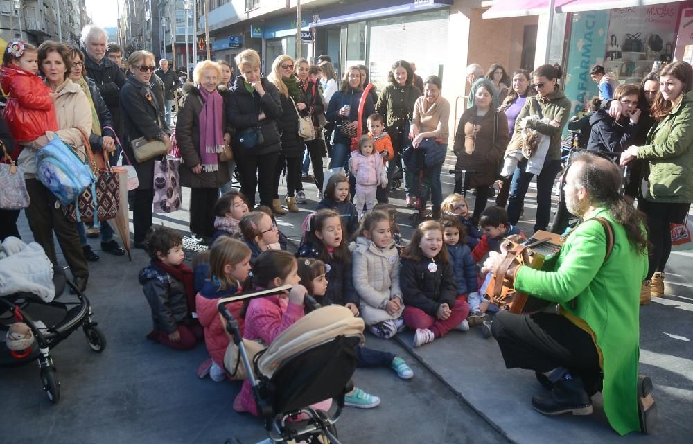 Los pontevedreses llenan la Plaza del Hospital en