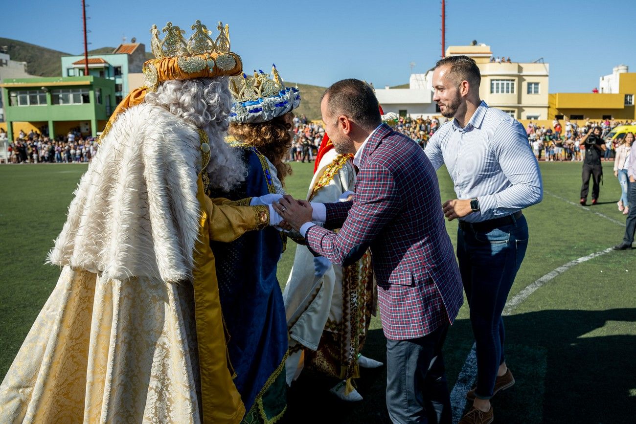 Miles de personas llenan de ilusión el Estadio de Barrial en la llegada de los Reyes Magos