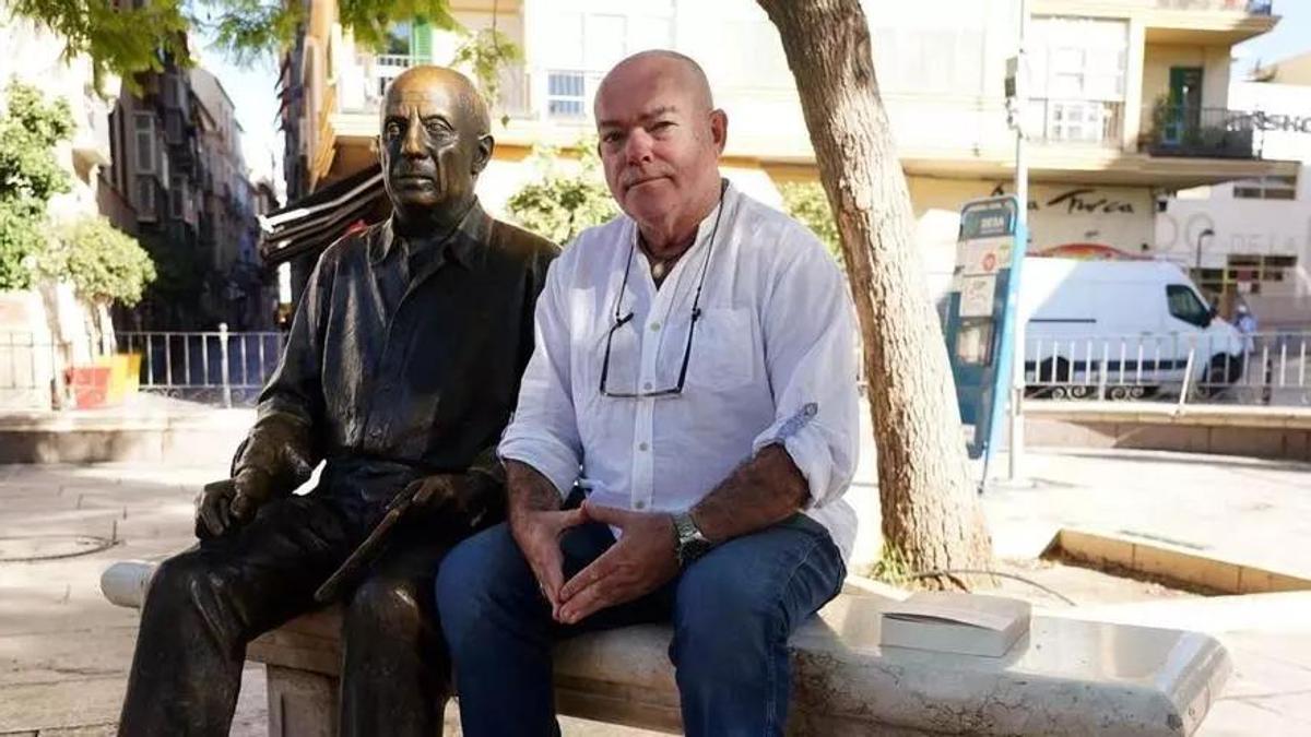 Rafael Inglada, con la escultura de Pablo Picasso en la Plaza de la Merced