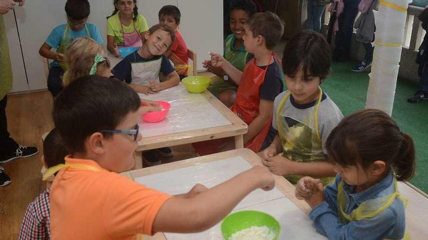 Niños participantes en la jornada culinaria de ayer. // R. Vázquez