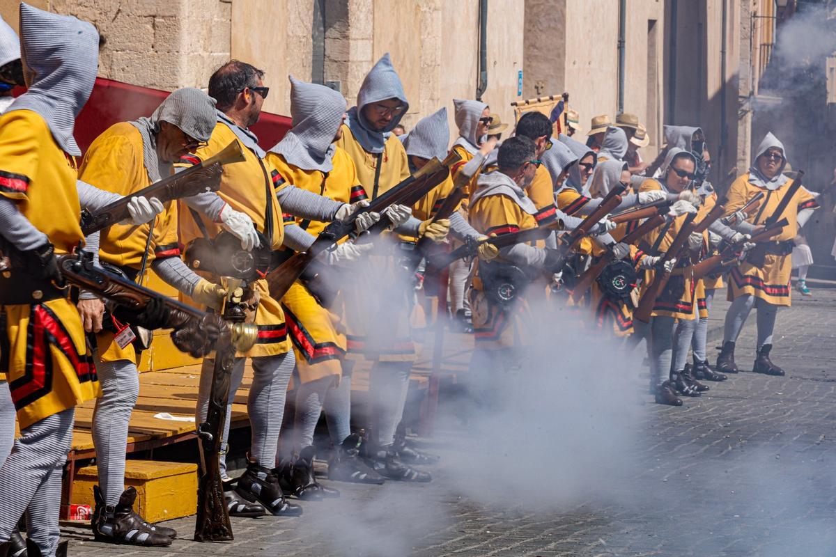 Cocentaina despide sus Moros y Cristianos a golpe de pólvora con las Embajadas y el Alardo