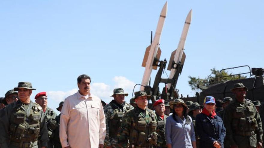 Maduro inicia maniobras militares con presencia de civiles