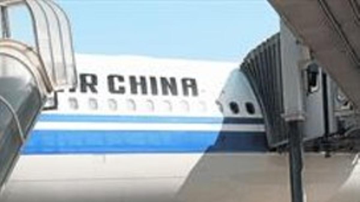 Miembros de la tripulación del primer vuelo de Air China en El Prat.