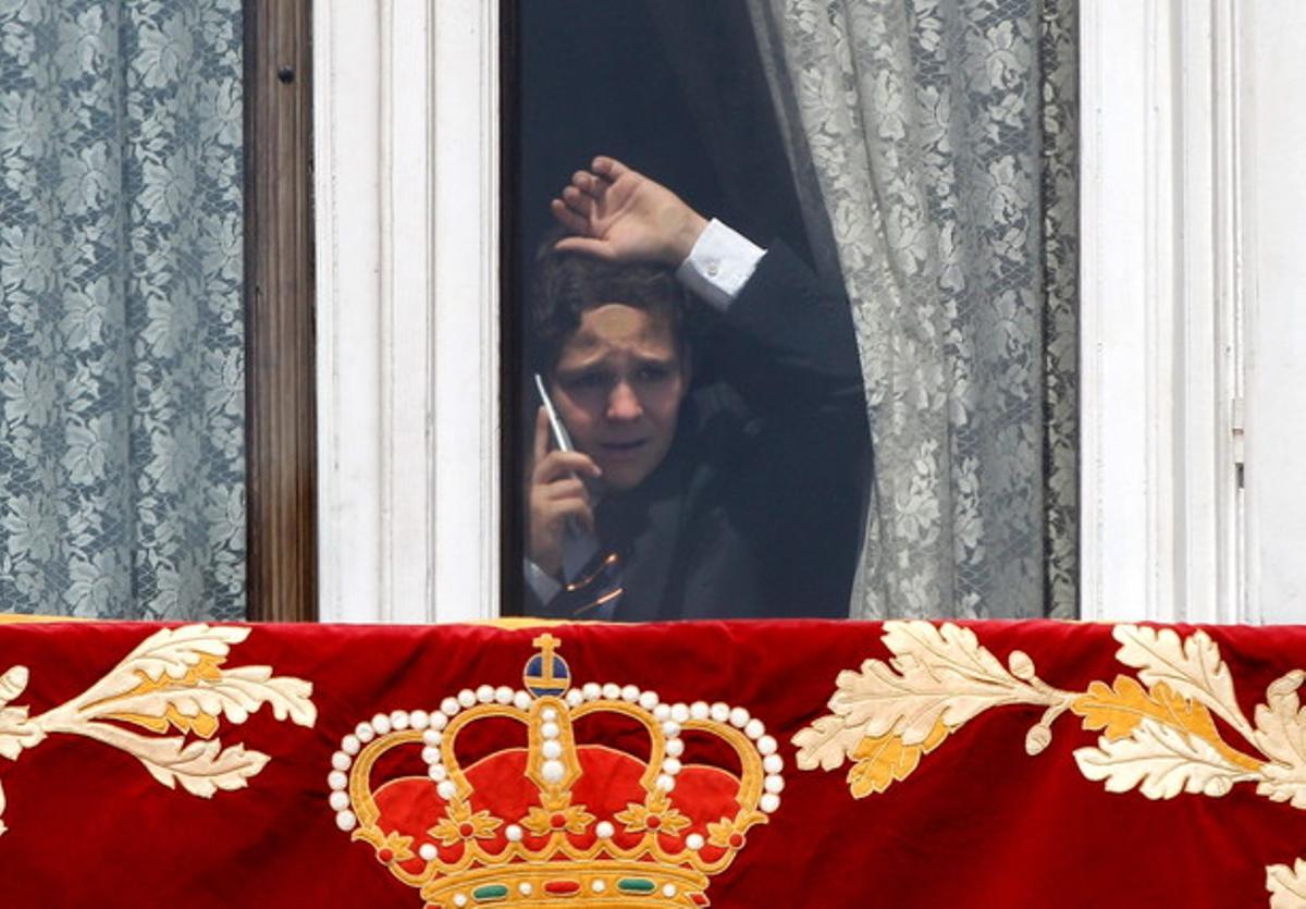 Felip Joan Froilà, en una finestra del Palau Reial, després de la cerimònia de proclamació del rei Felip VI que s’ha celebrat a les Corts.