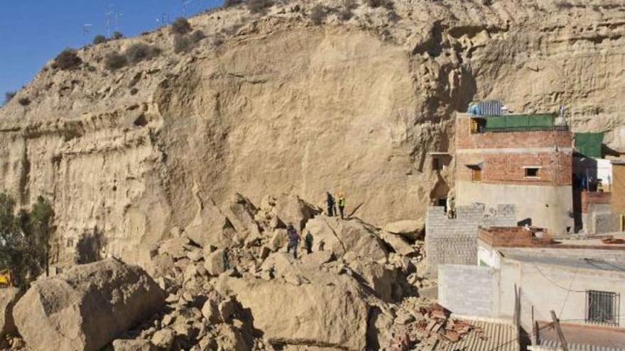 El derrumbe de una ladera en Almería mata a una persona y sepulta a otras dos